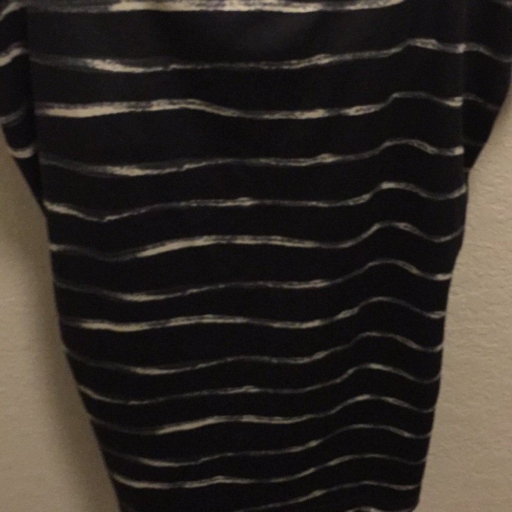 Old Navy Black & Grey Striped Workout Tank With Built-In Bra - Picture 4 of 7